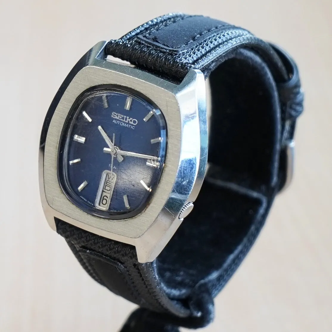 1977 SEIKO Automatic Watch Day/Date Indicator 7009-5059 Tonneau Case & Blue Dial