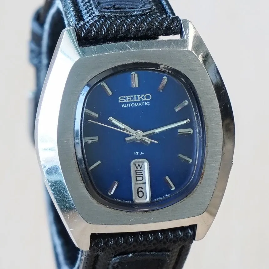 1977 SEIKO Automatic Watch Day/Date Indicator 7009-5059 Tonneau Case & Blue Dial