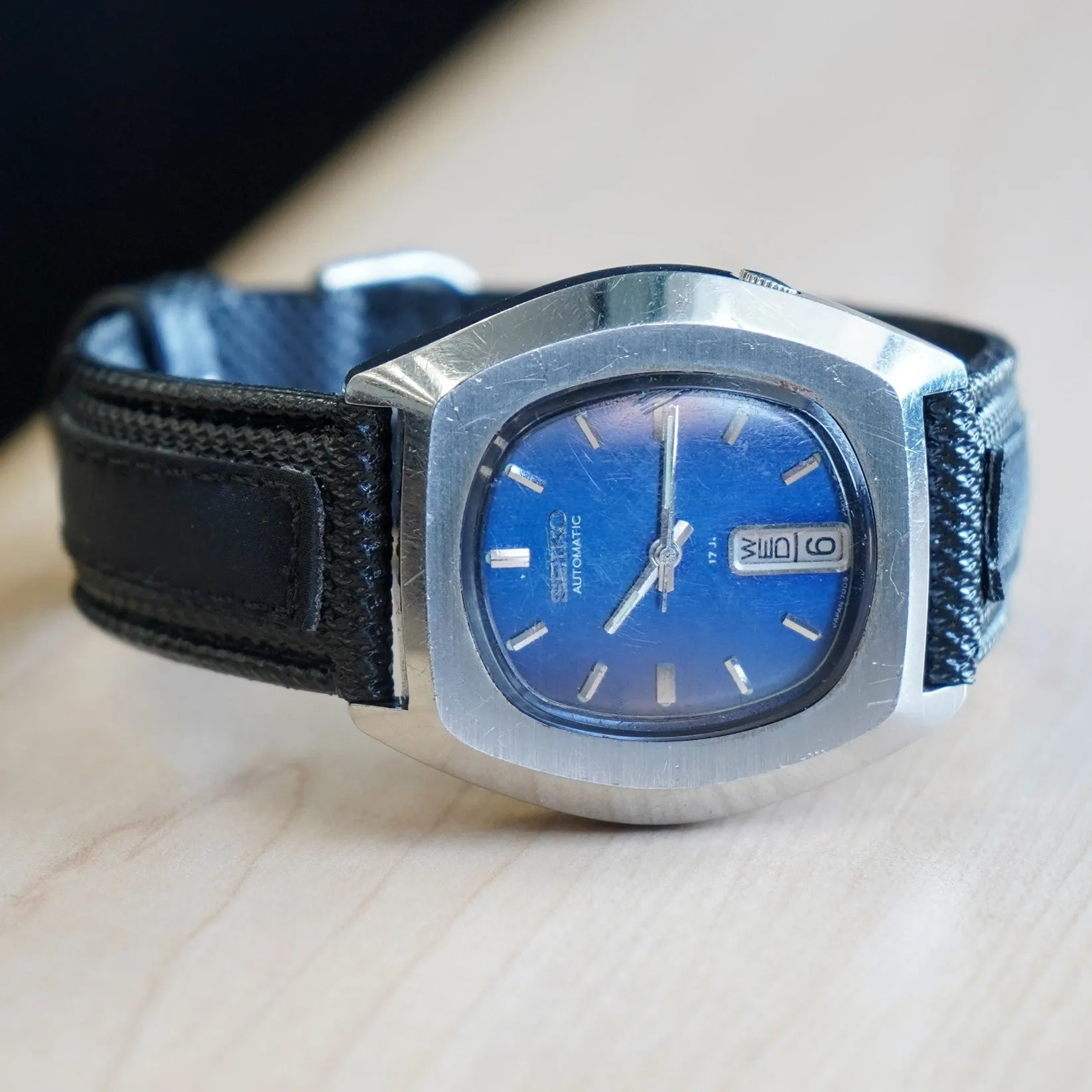 1977 SEIKO Automatic Watch Day/Date Indicator 7009-5059 Tonneau Case & Blue Dial