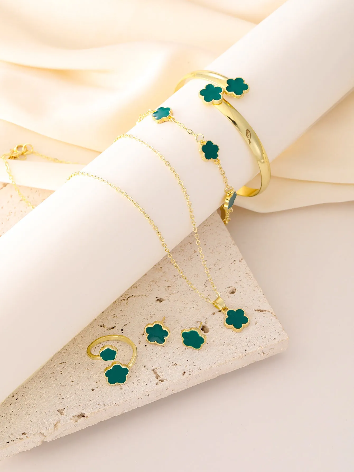 Lucky Flower Jewelry Set – 5-Piece Elegance